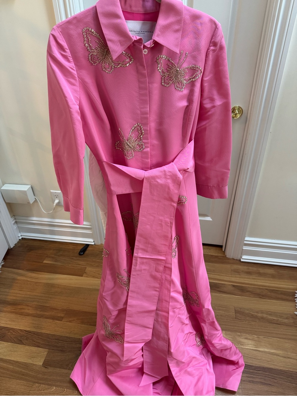 Carolina Herrera Pink trench gown with Gold Butterfly Embellishments - Picture 3 of 14